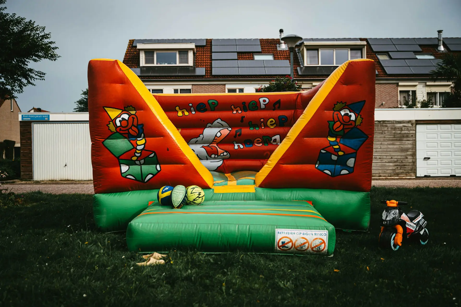 Spaßige und spielerische Hüpfburg für Kinder! Bunte Hüpfburg mit Clown-Motiven für die Unterhaltung von Kindern.