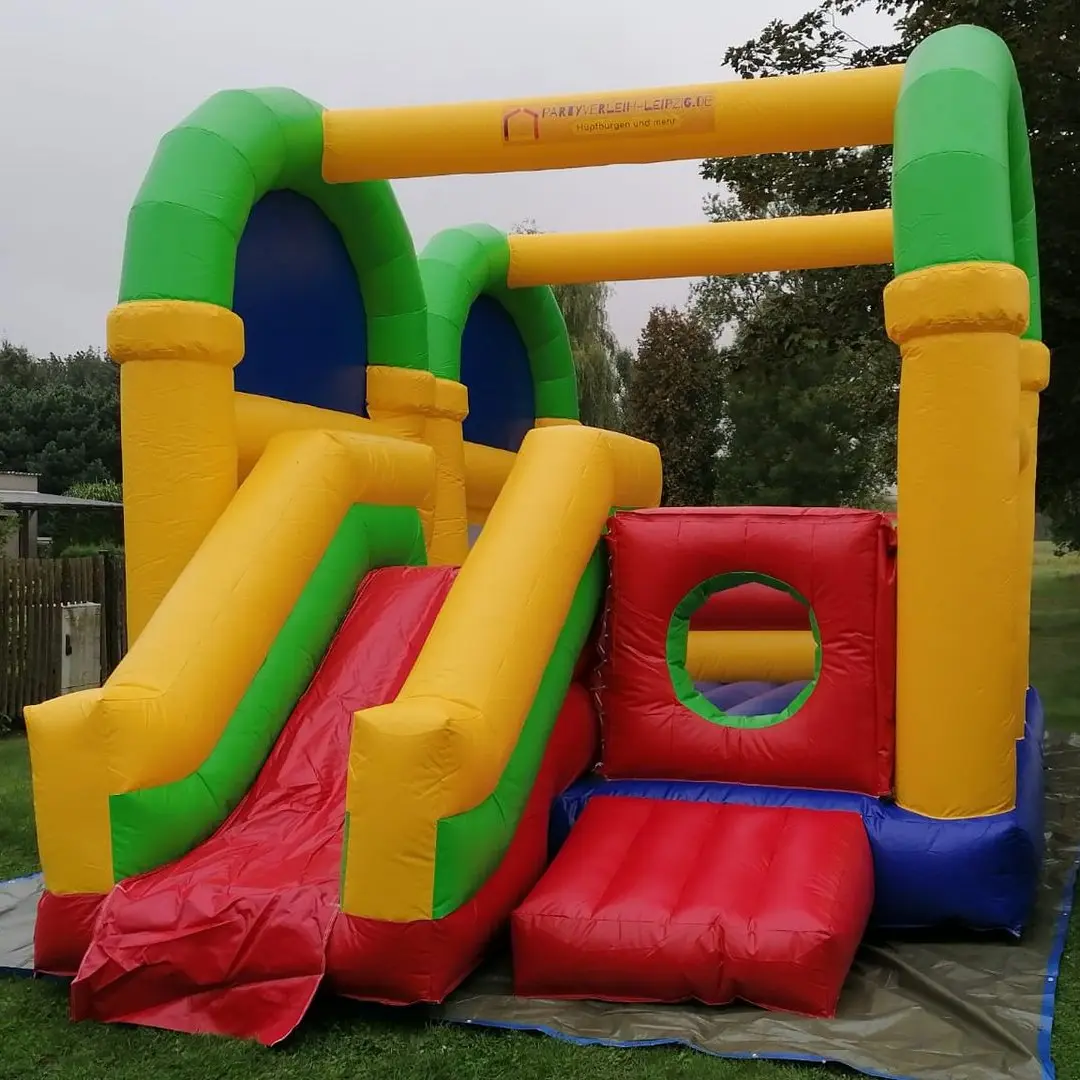 Spaßige und lebendige Hüpfburg perfekt für Kinderfeste! Bunte Hüpfburg mit Rutschen und Spielbereichen für Kinder.