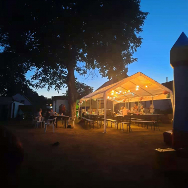 Unser 4x10 Meter Partyzelt für Feste/Geburtstage/Hochzeiten bei Nacht