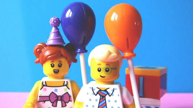 Legomenschen bei einer Feier