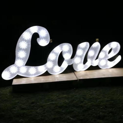 LOVE Leuchtbuchstaben