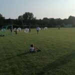 Pearlball/Bubblesoccer/Bumperbälle in Leipzig mieten, hier im Einsatz auf Kindergeburtstag auf einem Fußballplatz