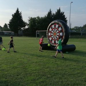 Kinder spielen Fußballdart auf Sportplatz in Leipzig